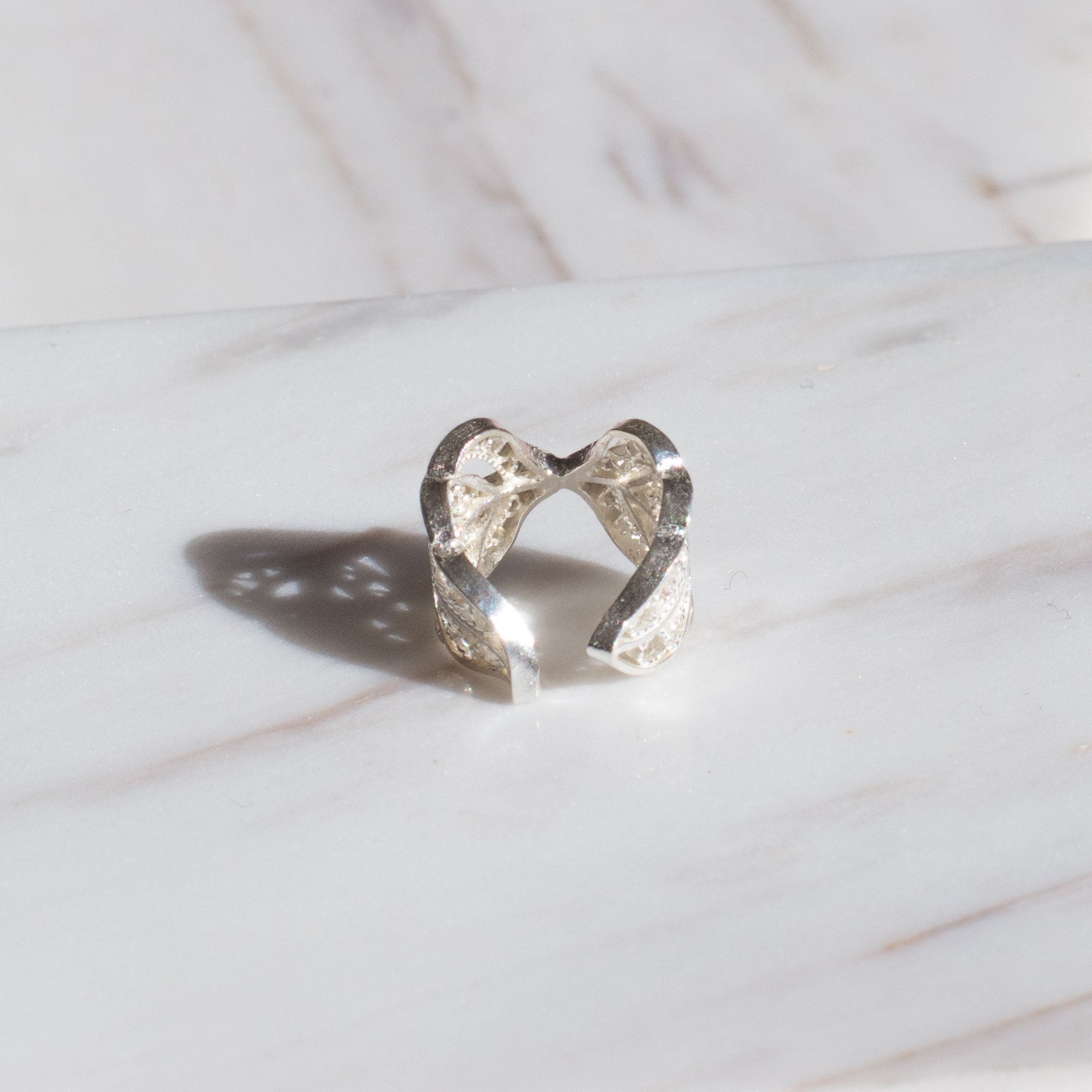 Pendientes earcuff en filigrana momposina elaborados en plata 9.80 con chapado en oro de 24 kilates u oro rosado y protección en laca cataforética.