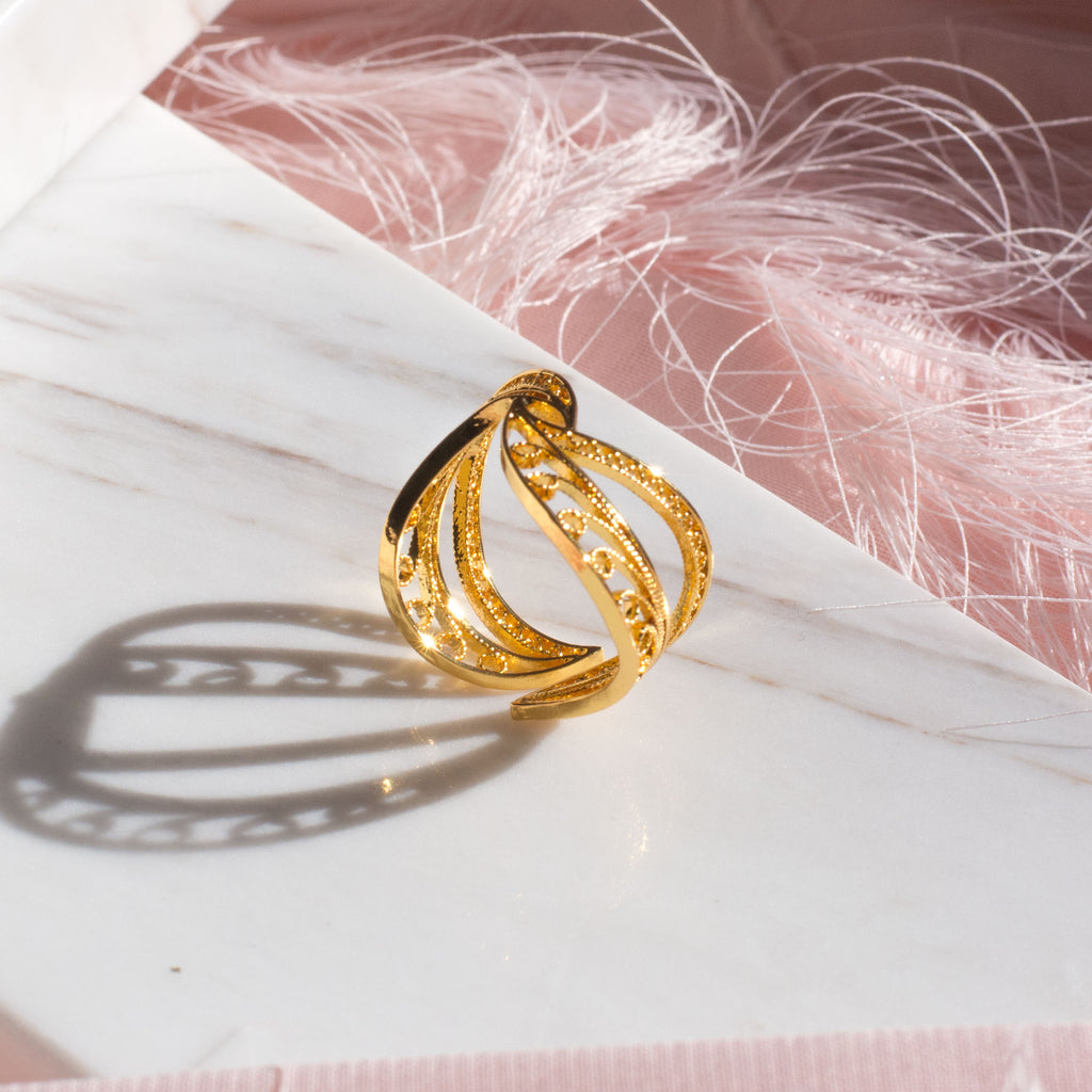 Anillo en filigrana momposina abierto elaborado en plata 9.80 con chapado en oro de 24 kilates y protección en laca cataforética. Perfectos para combinar con tus looks del día a día. Joyas elaboradas en plata hechas a mano por Artesanos Colombianos.
