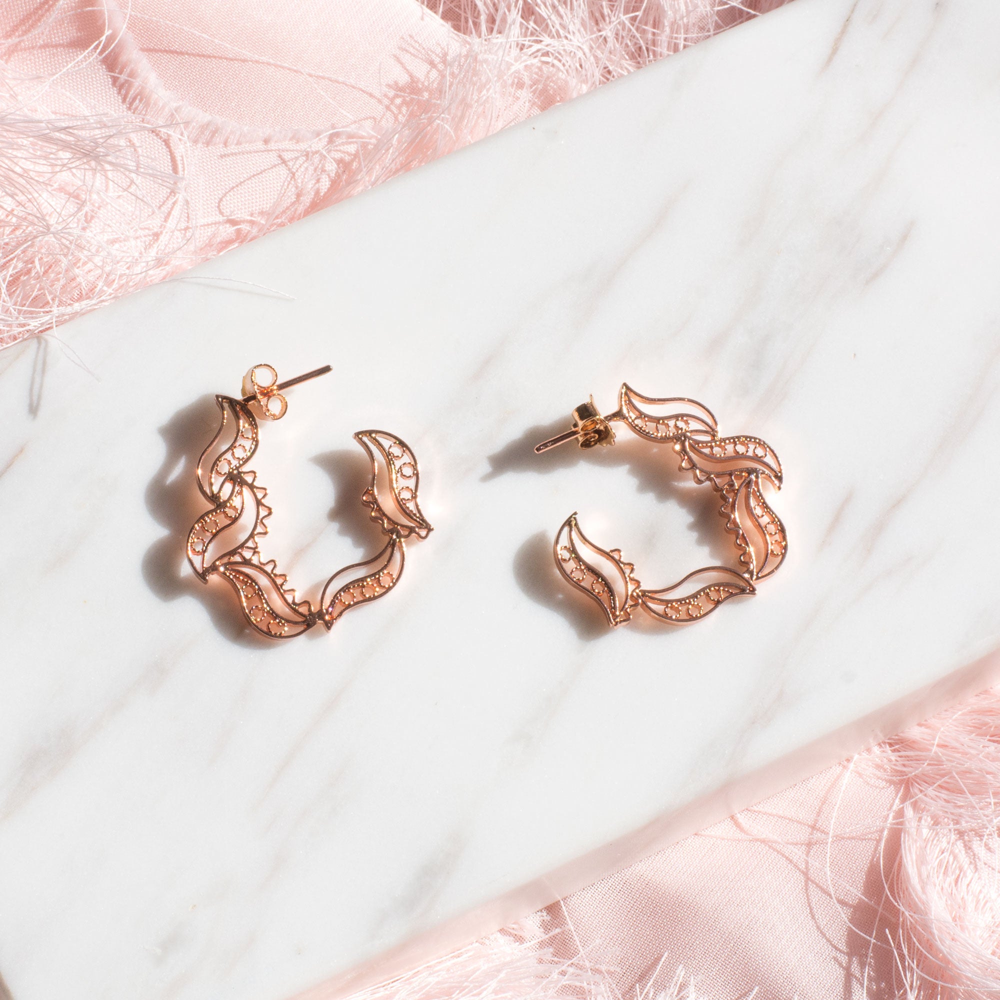 Pendientes en filigrana momposina tipo gancho o aro elaborados en plata 9.80 chapados en oro de 24 kilates u oro rosa y protección en laca cataforética.