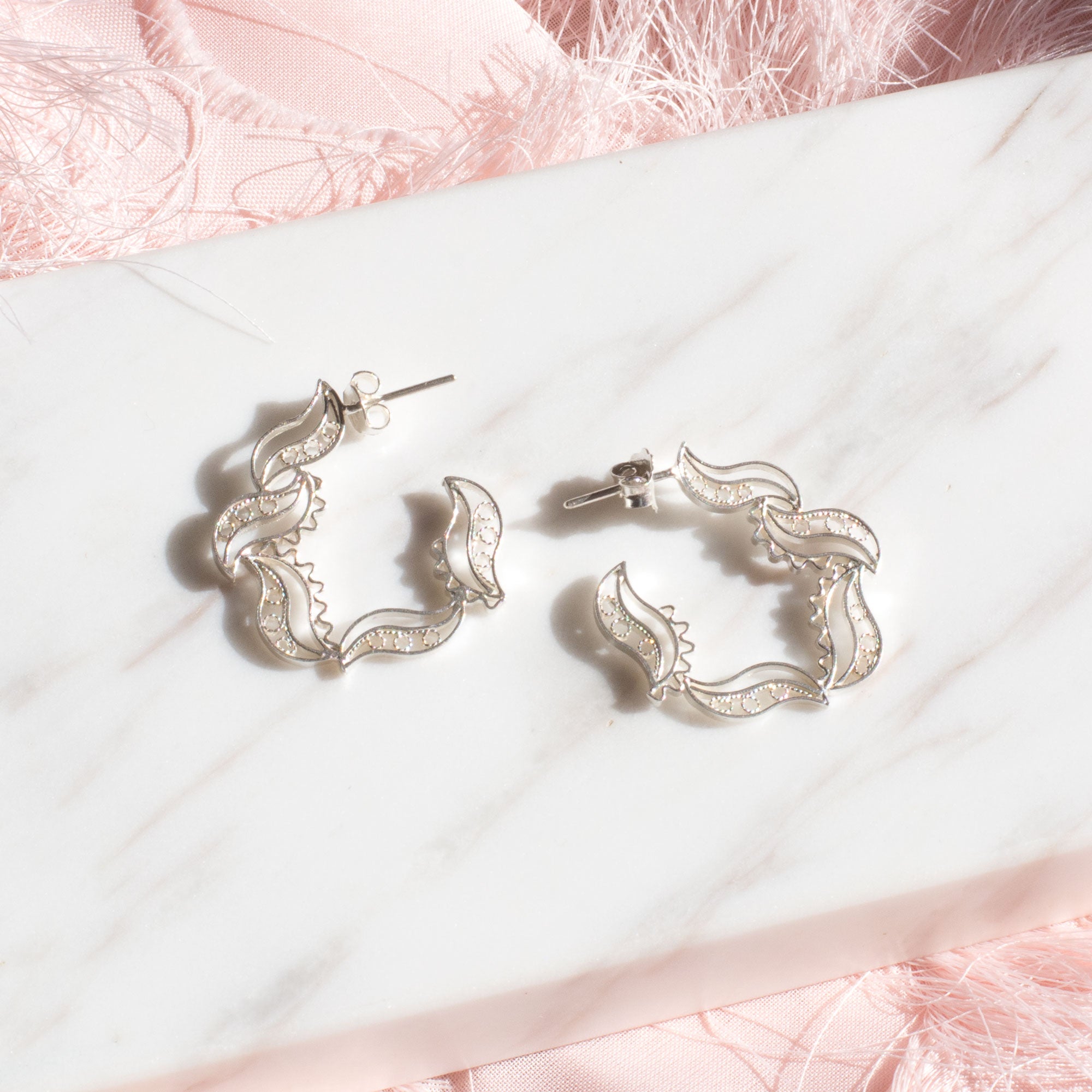 Pendientes en filigrana momposina tipo gancho o aro elaborados en plata 9.80 chapados en oro de 24 kilates u oro rosa y protección en laca cataforética.