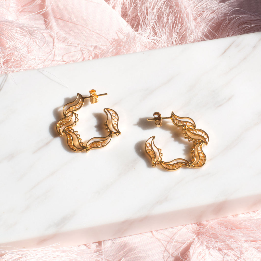 Pendientes en filigrana momposina tipo gancho o aro elaborados en plata 9.80 chapados en oro de 24 kilates u oro rosa y protección en laca cataforética.