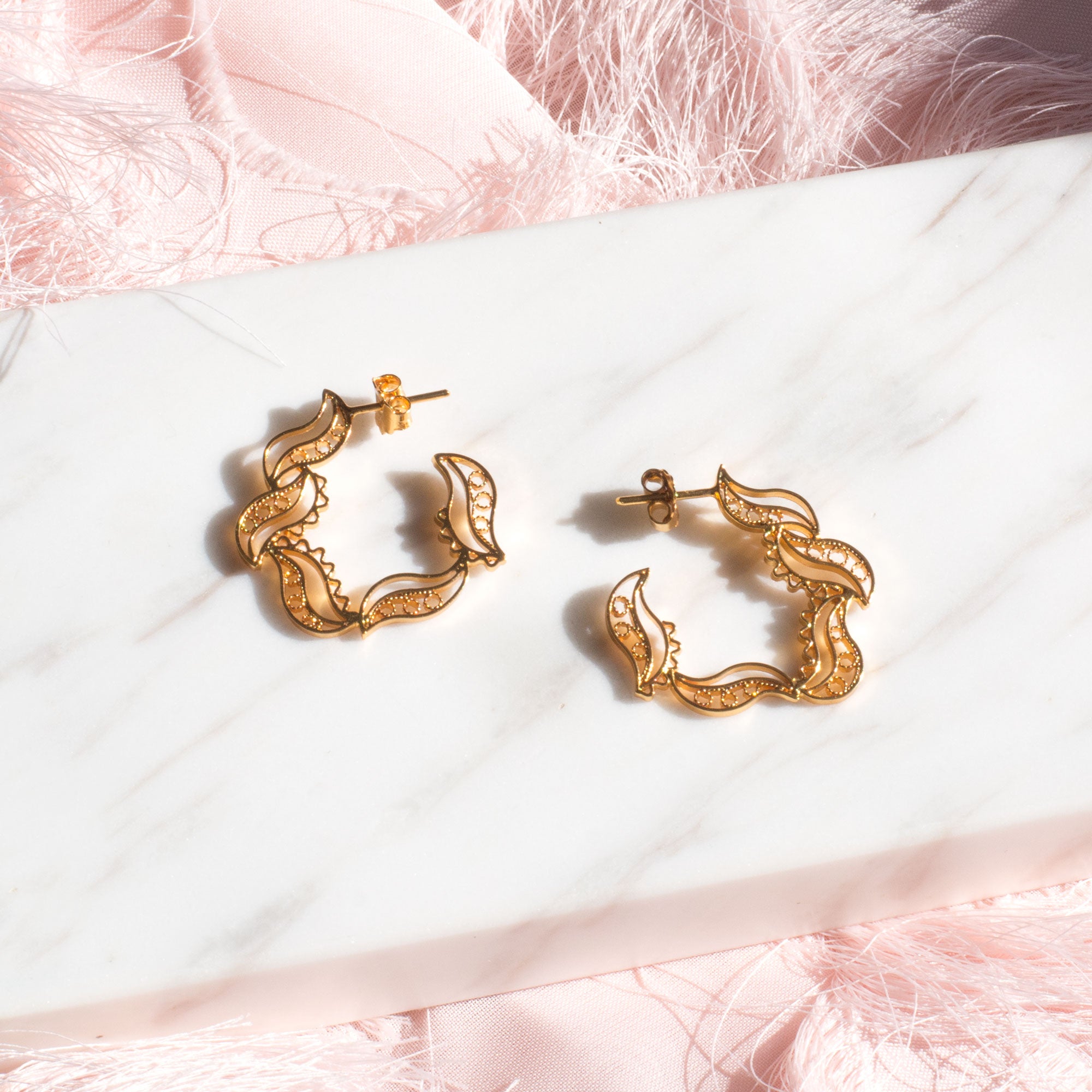 Pendientes en filigrana momposina tipo gancho o aro elaborados en plata 9.80 chapados en oro de 24 kilates u oro rosa y protección en laca cataforética.