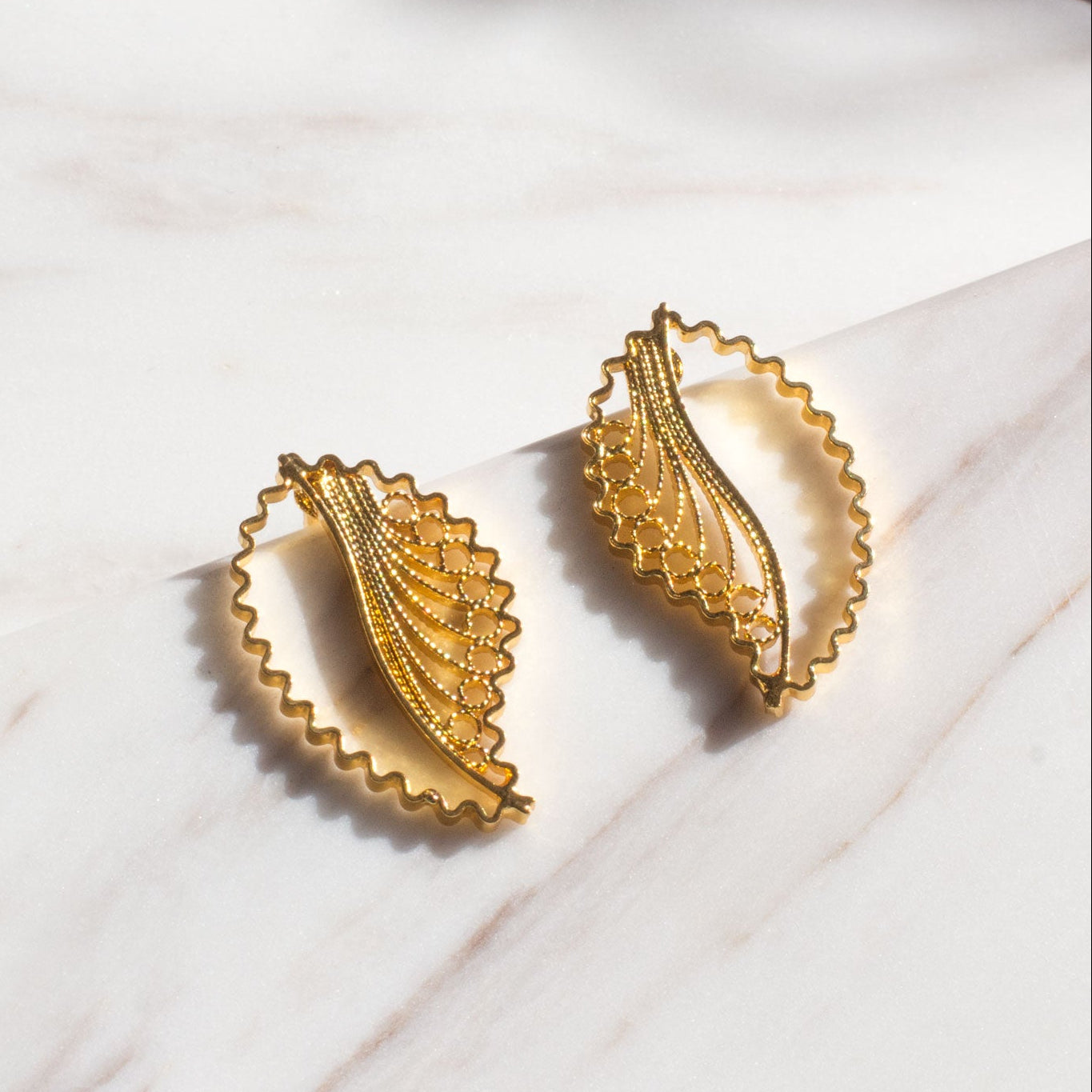 Pendientes Topos en filigrana momposina elaborados en plata con chapado en oro de 24