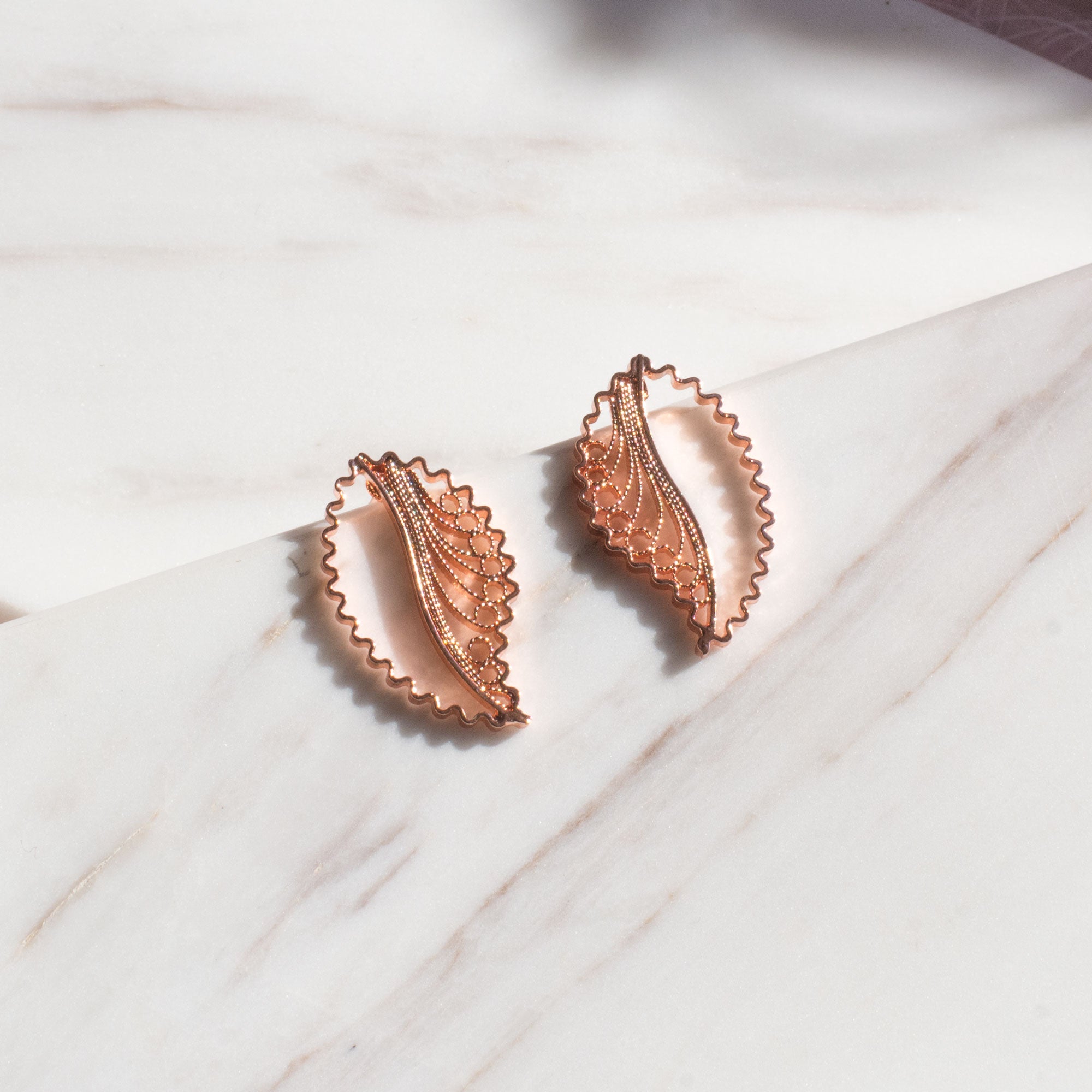 Pendientes Topos en filigrana momposina elaborados en plata con chapado en oro rosa