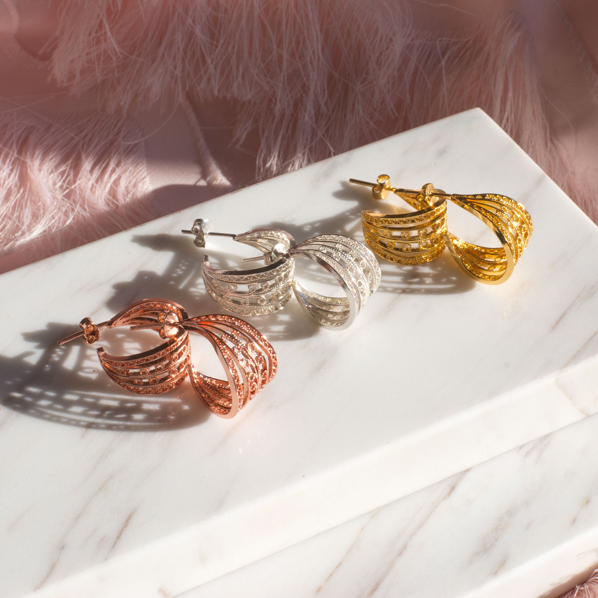 Pendientes de Filigrana Momposina en plata chapados en oro de 24 kilates. Filigree Jewelry. #IAMDAILA.