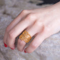 Anillo en filigrana momposina con forma de hojas abierto elaborado en plata 9.80 con chapado en oro de 24 kilates y protección en laca cataforética. Parte de la colección ELYSIA, inspirada en las coronas de laurel y las trenzas que adornaban a las antiguas griegas.  Joyas en plata hechas a mano por Artesanos Colombianos, Joya en filigrana momposina.