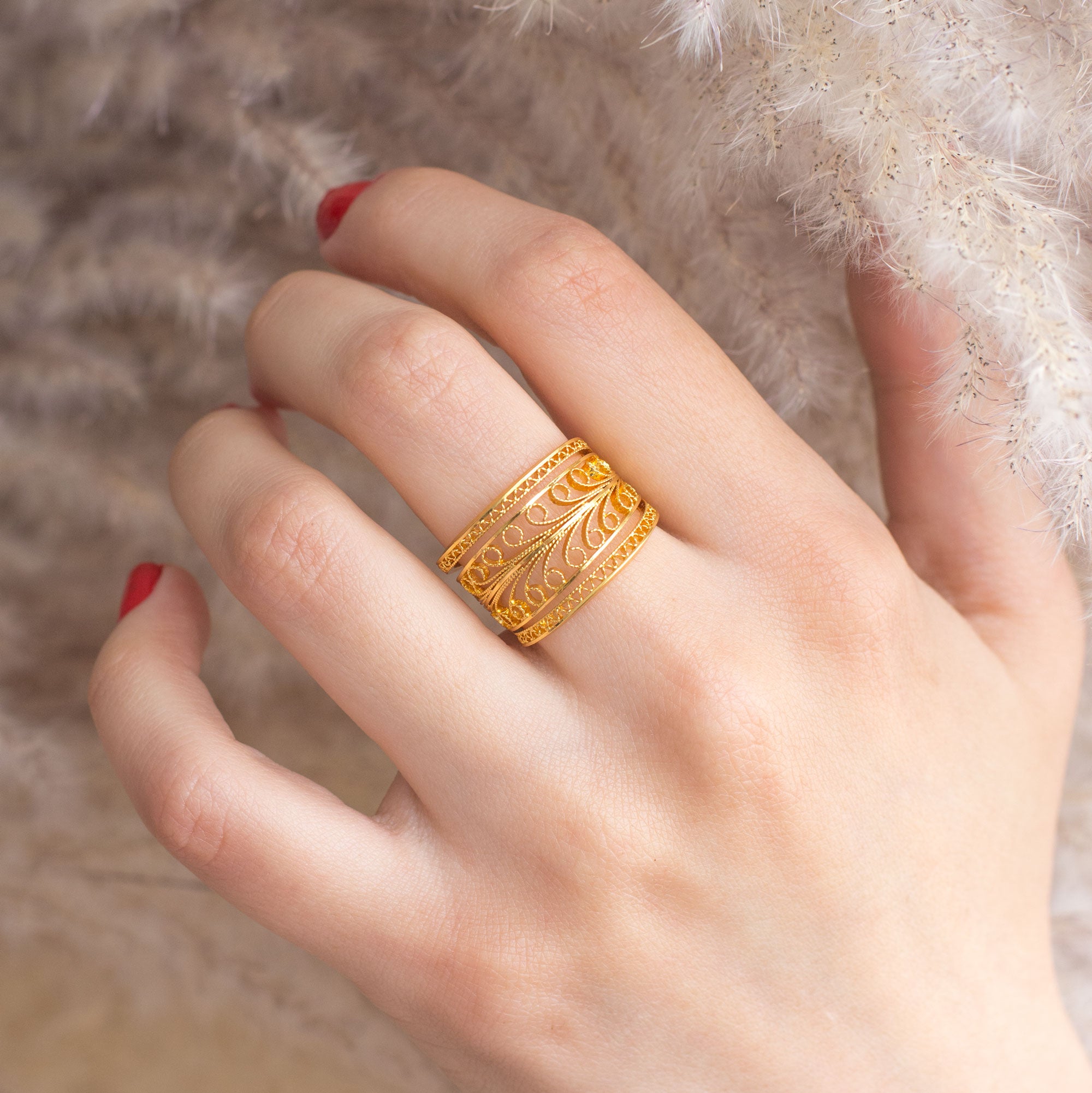 Modelo luciendo el anillo Rena de DAILA, joyería aérea sofisticada en oro.