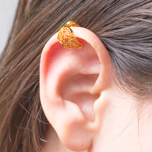 Pendientes earcuff en filigrana momposina elaborados en plata 9.80 con chapado en oro de 24 kilates u oro rosado y protección en laca cataforética.