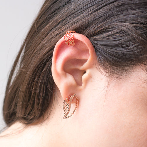 Pendientes earcuff en filigrana momposina elaborados en plata 9.80 con chapado en oro de 24 kilates u oro rosado y protección en laca cataforética.