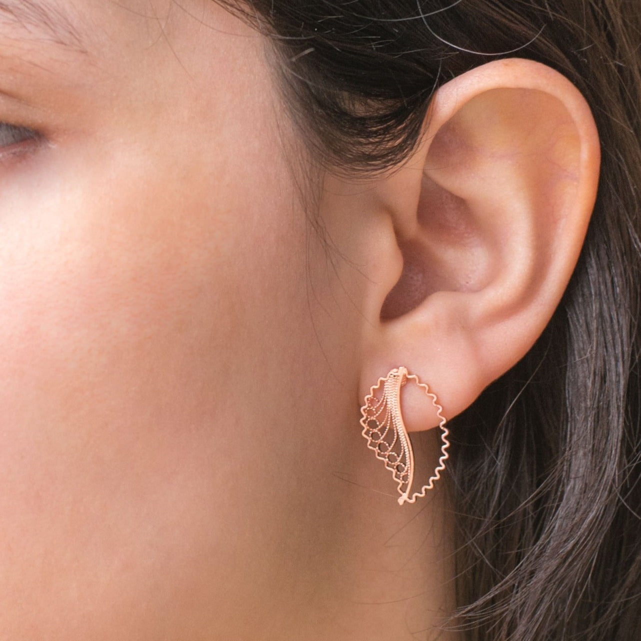 Pendientes Topos en filigrana momposina elaborados en plata con chapado en oro rosa