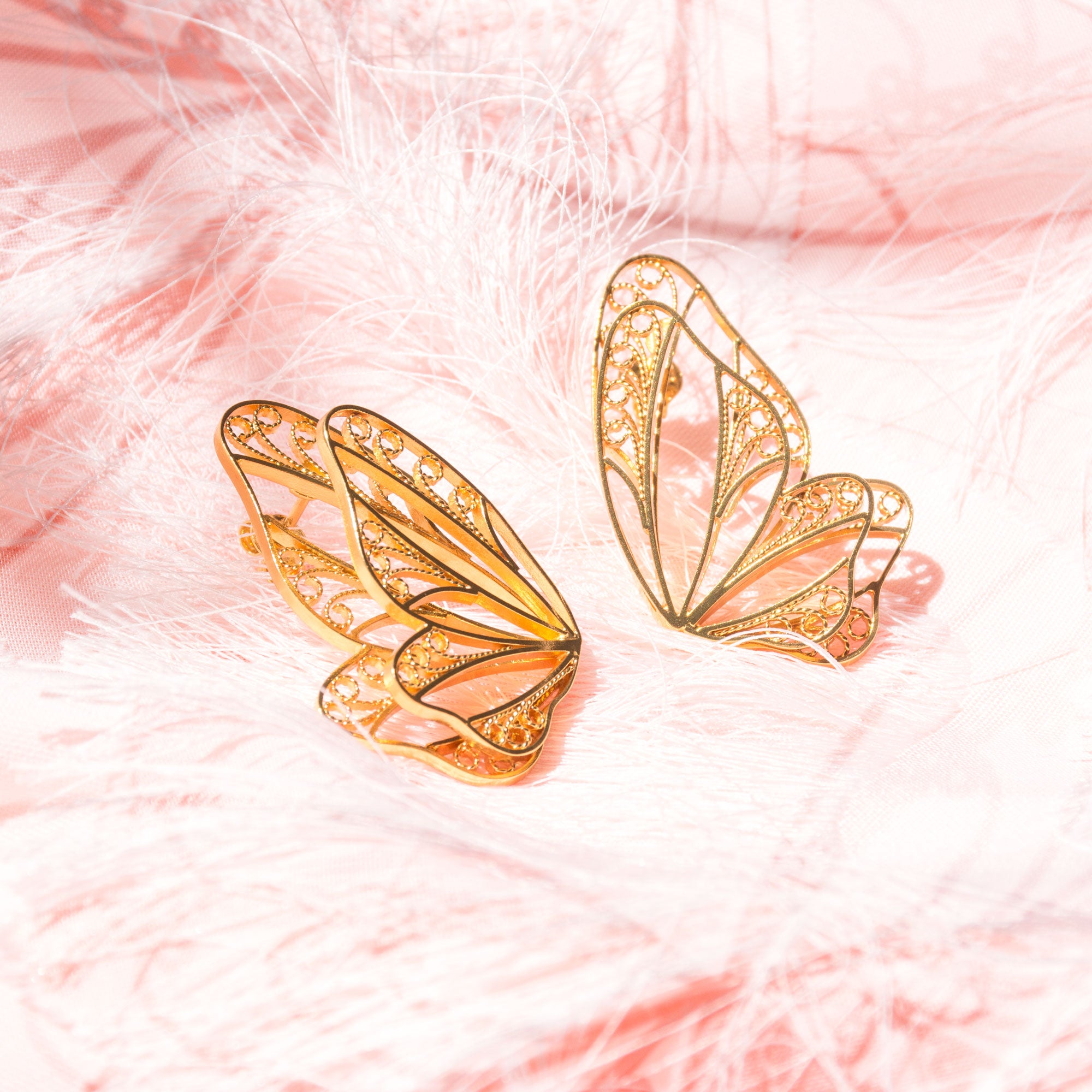 Pendientes de mariposa en filigrana momposina en plata chapados en oro de 24 kilates