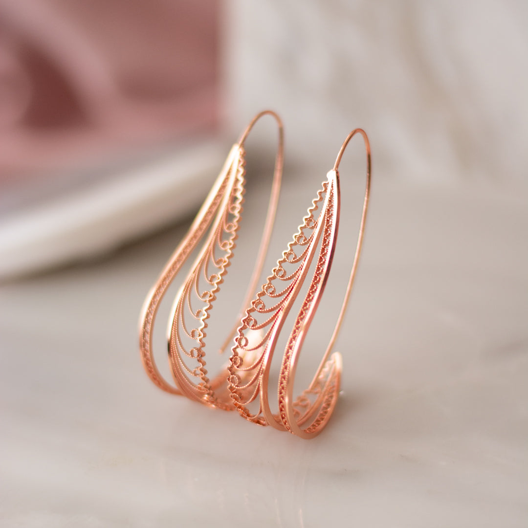 Pendientes en filigrana momposina tipo gancho o aro elaborados en plata 9.80 chapados en oro de 24 kilates u oro rosa y protección en laca cataforética. Parte de la colección FW'19 ELYSIA. Filigree Jewelry, #IAMDAILA.