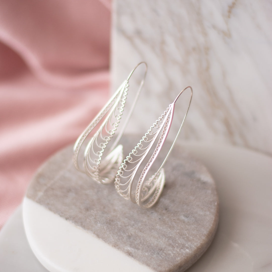 Pendientes en filigrana momposina tipo gancho o aro elaborados en plata 9.80 chapados en oro de 24 kilates u oro rosa y protección en laca cataforética. Parte de la colección FW'19 ELYSIA. Filigree Jewelry, #IAMDAILA.