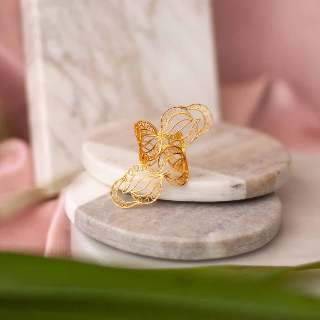 Anillo en filigrana momposina solapado elaborado en plata 9.80 con chapado en oro de 24 kilates y protección en laca cataforética. Parte de la colección Elysia, Inspirada en las coronas de laurel y feminidad y belleza de las trenzas griegas.